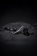 Trickstuff_Piccola_HD_Titanium_Lever_2025_Keyvisual_0340_Portrait_1920px.jpg